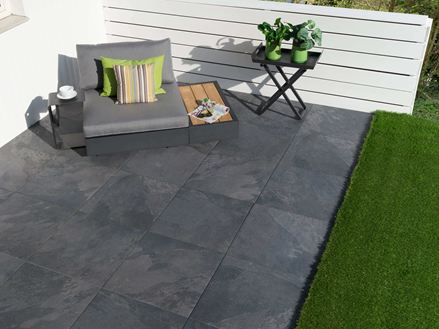 Terrasse med Alpine Black-plader og loungesofa