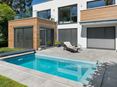 Alpine Grey-terrasse med pool og moderne hus