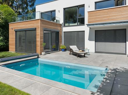 Alpine Grey-terrasse med pool og moderne hus