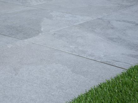 Alpine Grey terrasseplader i let skiferlook med græskant