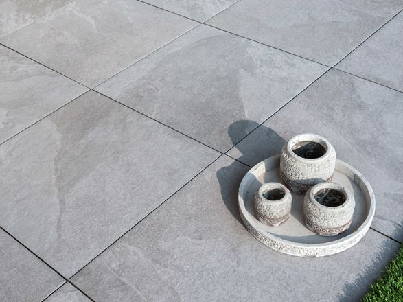 Lysegrå porcelænsstentøjsfliser Alpine Grey med dekoration