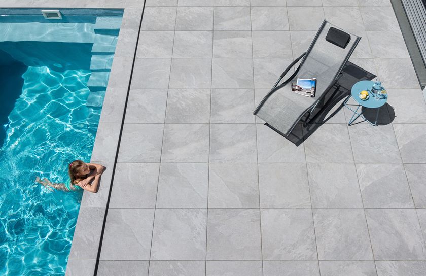 spejlede_piger-i-poolen-af-alpine-grå-terrasser-SN