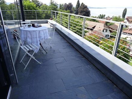 Moderne balkon med Black Rustic skiferplader
