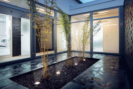 Indre gårdhave med Black Rustic skifer