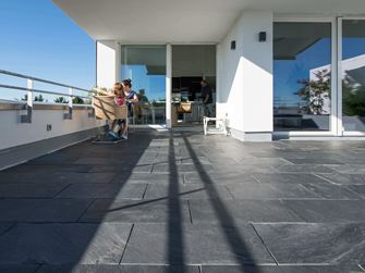 Mennesker på skifertagterrassen