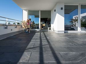 Mennesker på skifertagterrassen