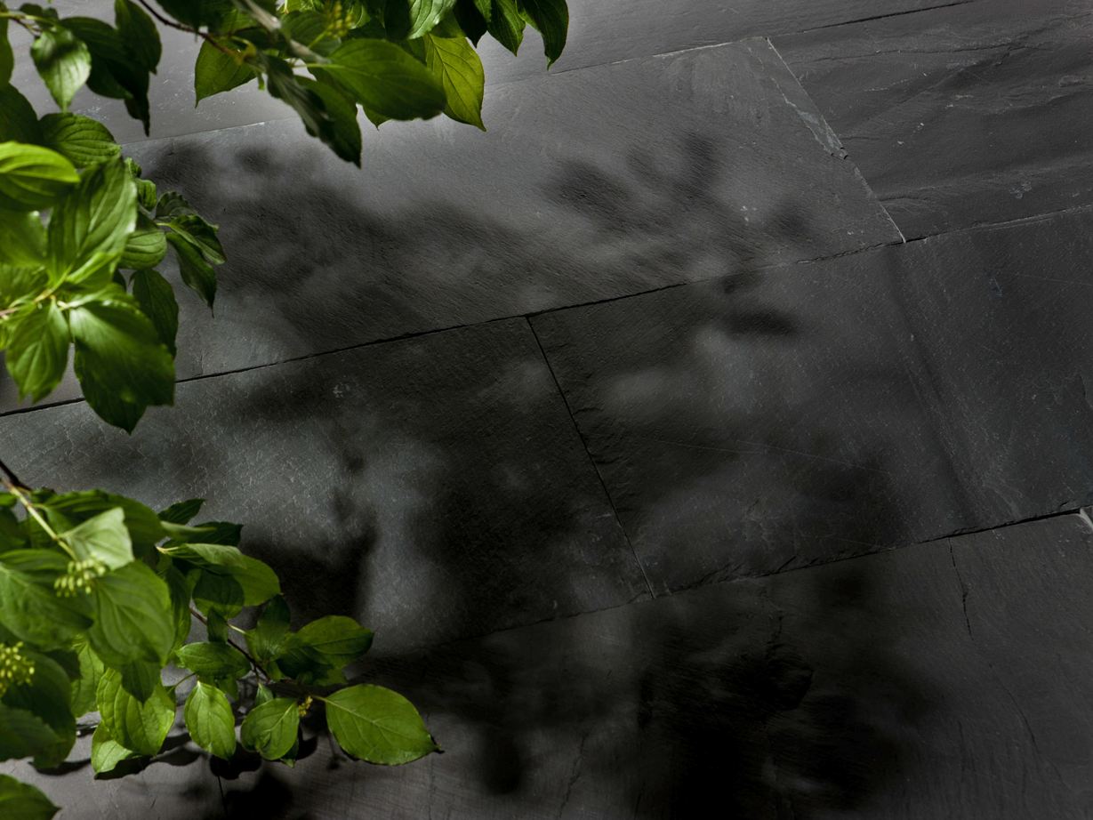 Split Black Rustic skiferplader og naturlige grene