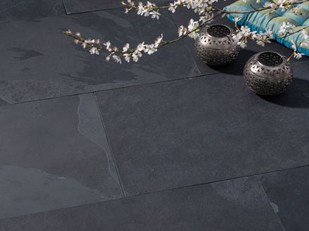 Mustang skiferplader i sort med pude, lanterne og blomster