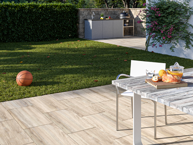 Terrasse med Amber Oak 3cm træ-effektpaneler med have og udekøkken