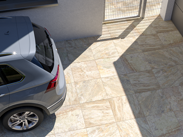 Terrasse med plader i kvartsitlook Bern 3cm med bil og terrassedør