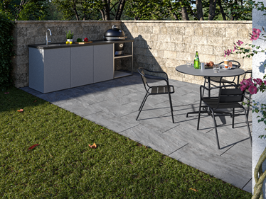 Terrasse med Monro Dark 3 cm steneffektplader med udekøkken