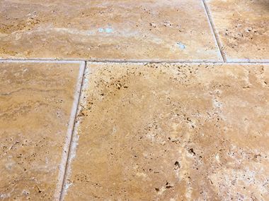 Terrasseflise Travertine Gold skrå Close 2