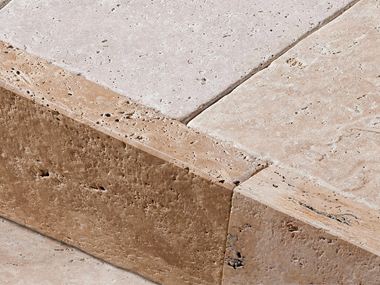 Nærbillede af travertinkantsten Medium med børstet overflade