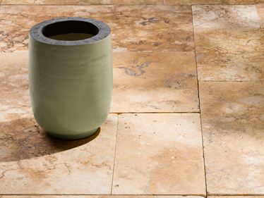 Gold travertinplader med grøn dekoration