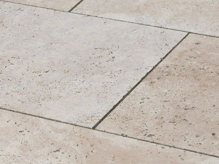 Detalje af Medium Line travertinplader med mørk fuge