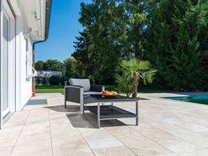 Rattanmøbler på en elegant travertin-terrasse