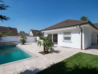 Hus og terrasse med travertin Medium Line-plader