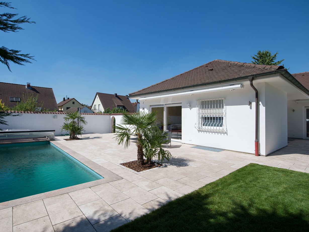 Travertinpladerne fremkalder middelhavsflair Hus og terrasse med travertin Medium Line-plader