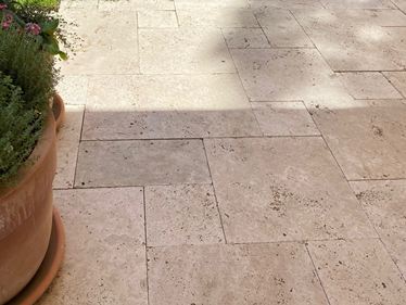 Udsnit fra galleri 1: Terrassefliser af natursten – Travertin Select – Kundebillede 1