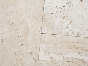 Nærbillede af lyse Medium Select travertinplader