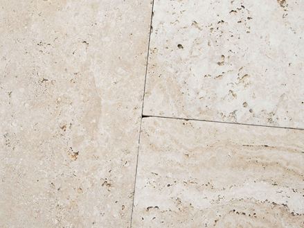 Nærbillede af lyse Medium Select travertinplader