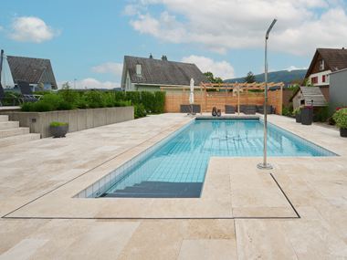 Pool paneler Medium Select: perfekt pool surround. Foto af kunde Terrasse_plade_Medium_Select_Pool_Sky