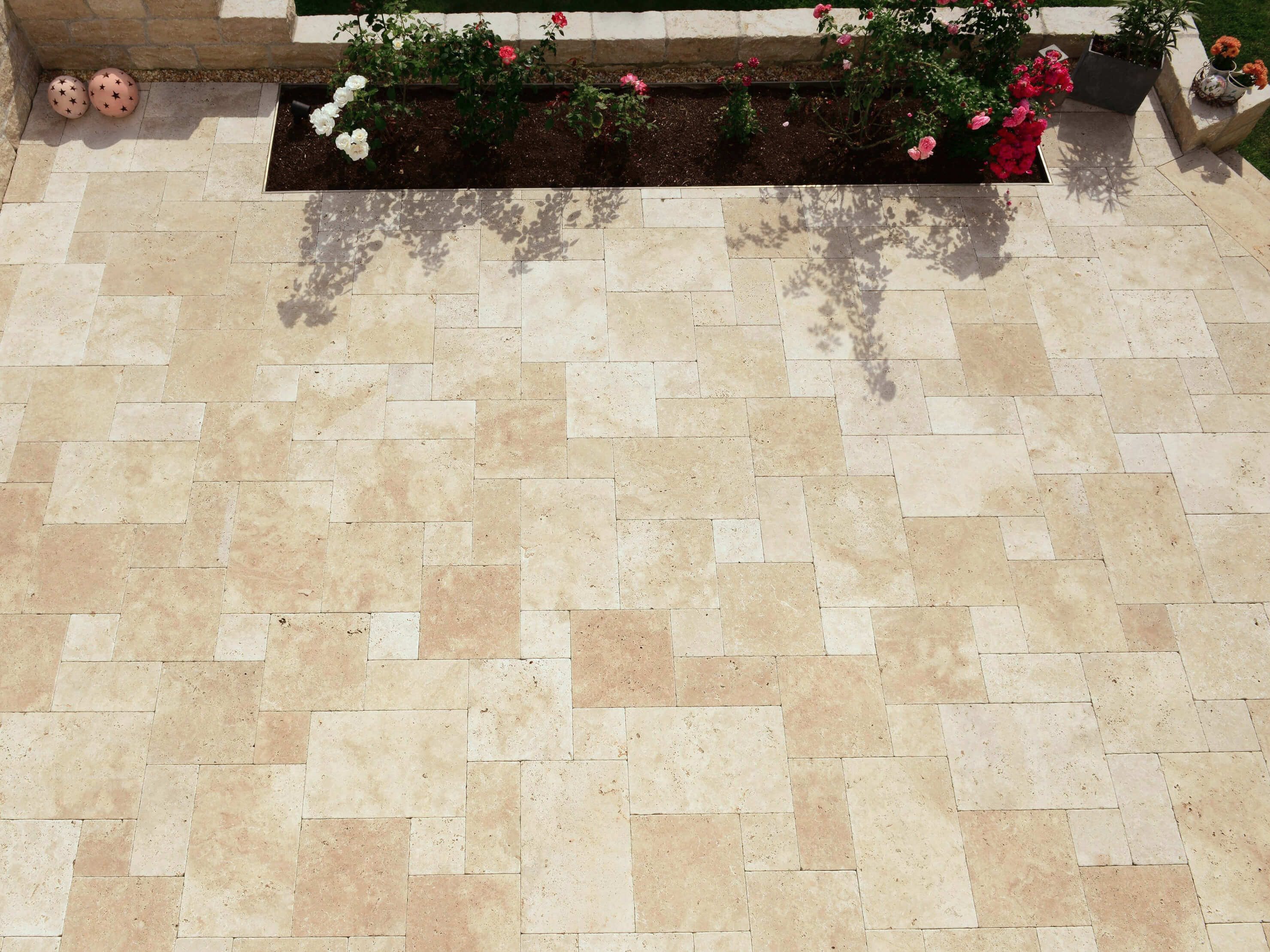 Travertin Medium Select i romersk binding Kundefoto: Medium Select travertinplader, tromlet, romersk binding, lagt på terrasse, fugleperspektiv