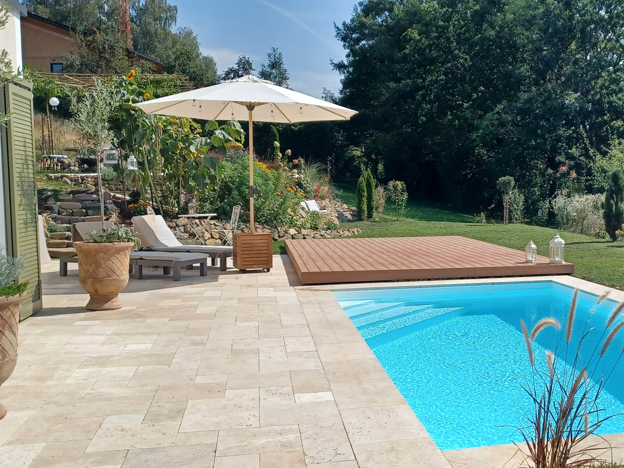 Drømmeagtig middelhavsstemning med Medium Select-tallerkener. Foto af kunde Terrasse_plader_travertin_medium_select_pool_view2
