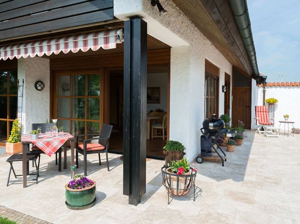 Hus med travertin-terrasse