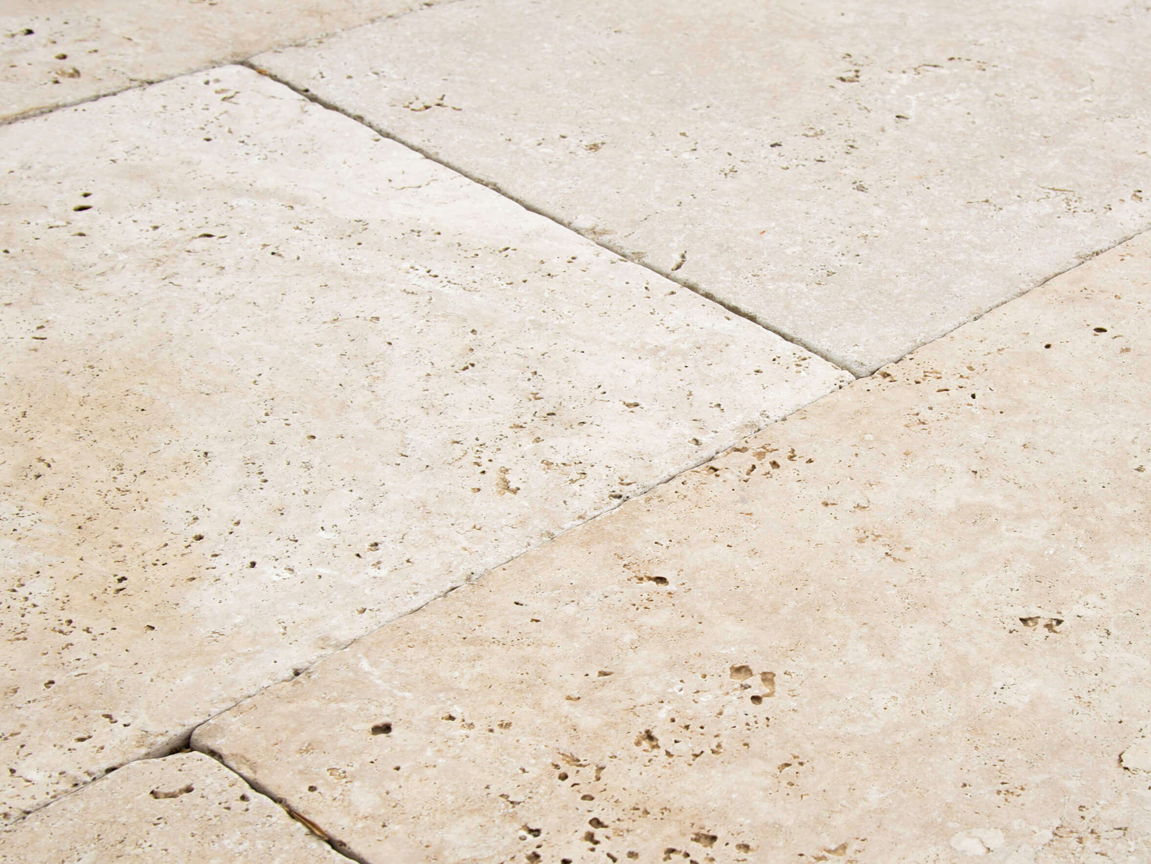 Nærbillede af Medium Select travertin terrasseplade i blød beige