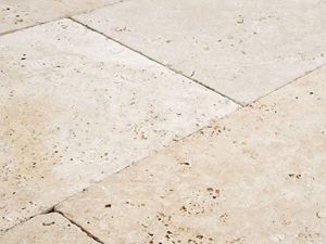 Nærbillede af Medium Select travertin terrasseplade i blød beige