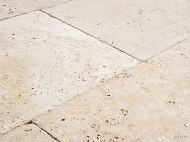 Nærbillede af Medium Select travertin terrasseplade i blød beige