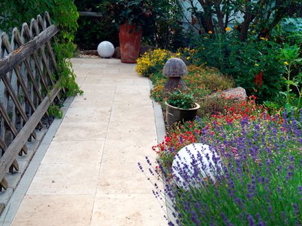 Havesti med træhegn og vildtbed i Medium Select travertin