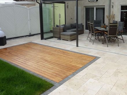 Kundefoto: Medium Select travertinplader, tromlet, romersk bindingsværk, lagt på terrasse med udestue, græsplæne og træterrasse