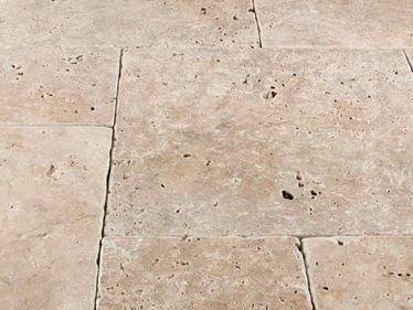 Nærbillede af beige travertinplader Medium