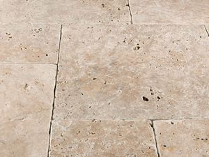 Nærbillede af beige travertinplader Medium