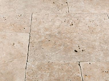 Nærbillede af beige travertinplader Medium