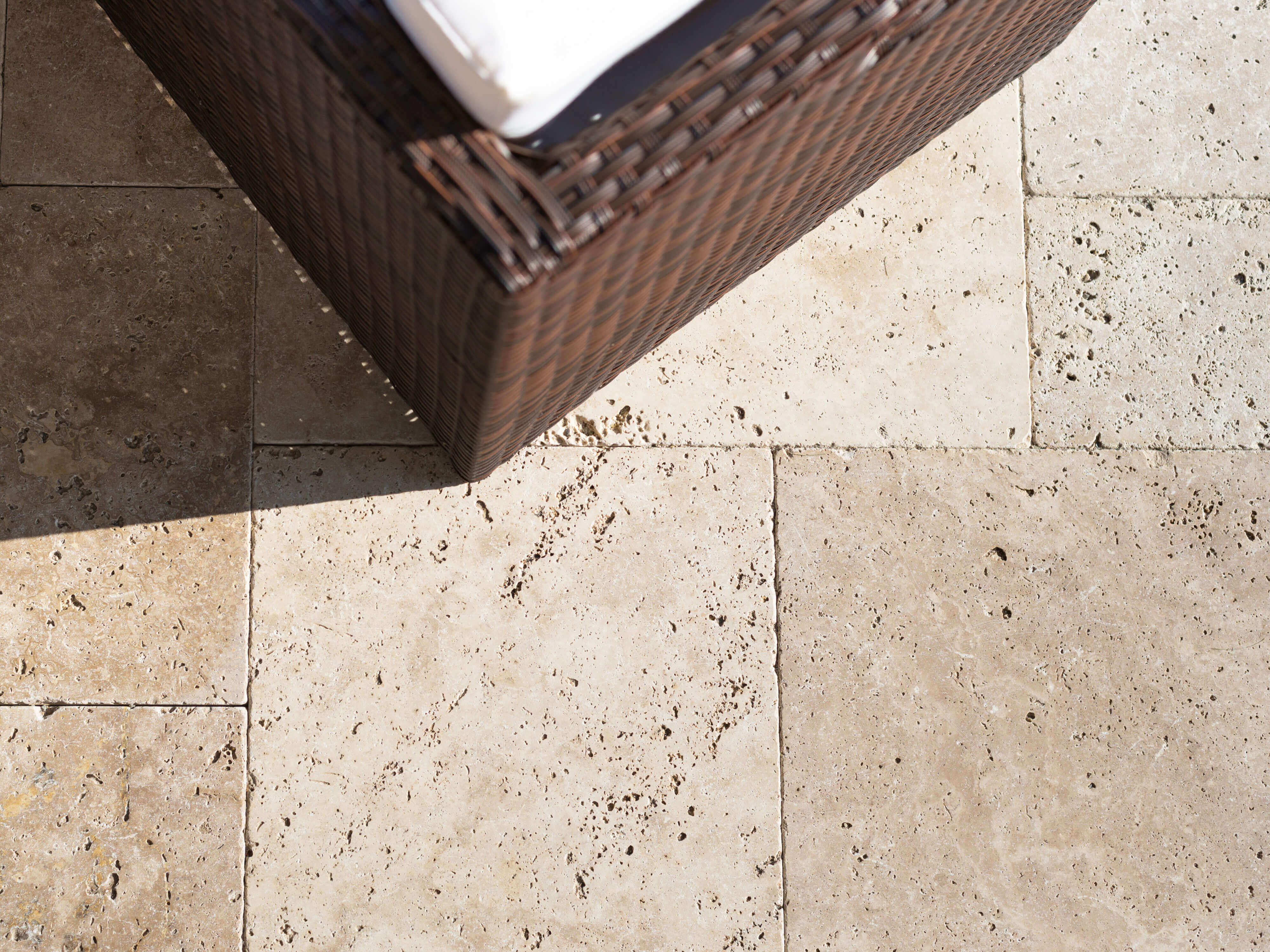 Havemøbler på plader af travertin Medium