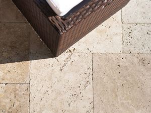 Havemøbler på plader af travertin Medium