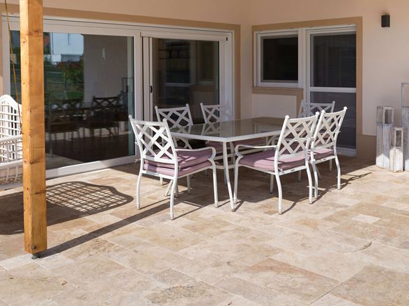 Terrasse i travertin med hvide møbler