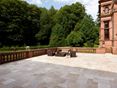 Solrig terrasse med uhindret udsigt over landskabet Stor terrasse med medium travertinplader og skov i baggrunden