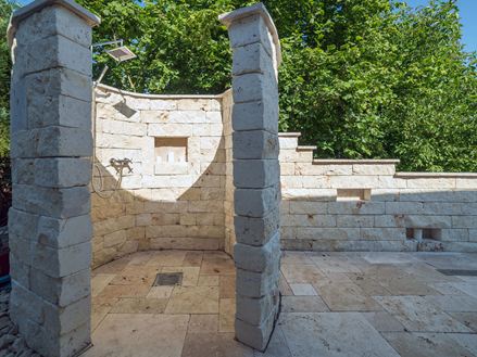 Brusekabine af natursten til udendørs brug