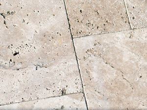 Farvespil i beige toner: Travertine Medium Nærbillede af travertinplader i lys beige med typiske travertinporer