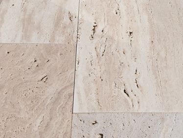 Nærbillede af Natura travertinplader med trælook