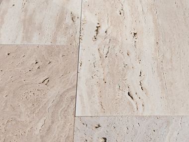 Nærbillede af Natura travertinplader med trælook