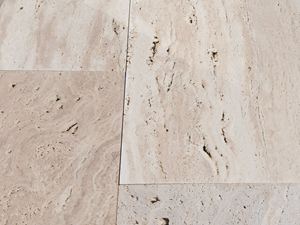 Nærbillede af Natura travertinplader med trælook