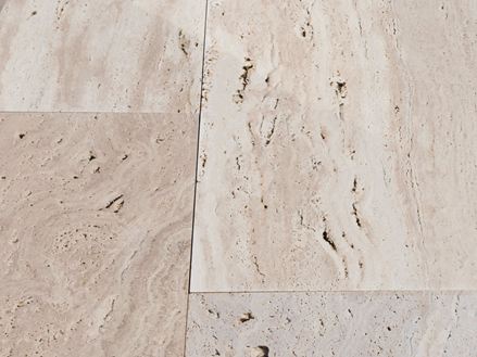 Nærbillede af Natura travertinplader med trælook