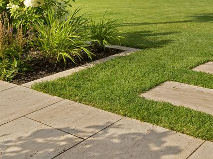 Natura travertinplader med bedkant og trædesten