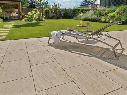 Natura travertinplader med liggestol