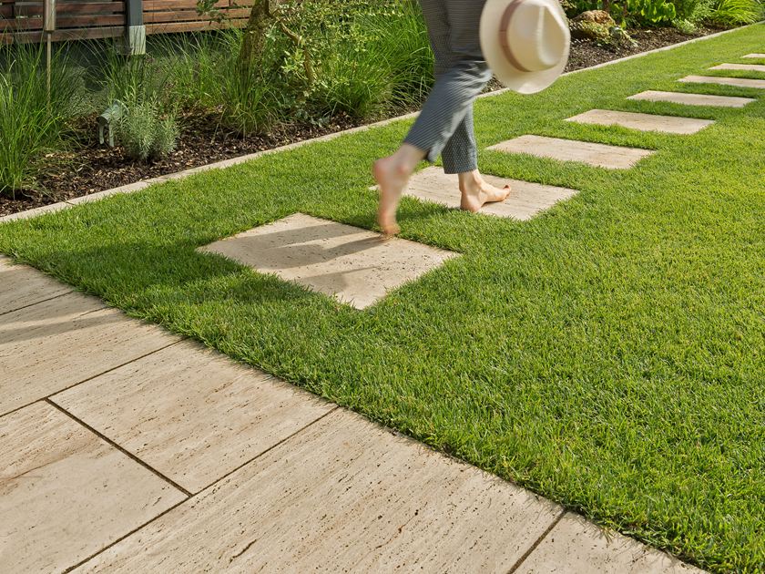 Natura travertinplader med fødder, der løber over pladerne